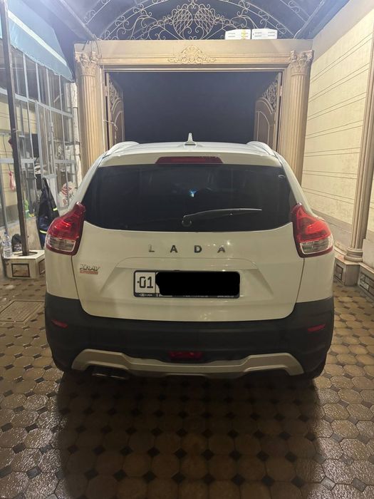 Машина Lada Xray Cross