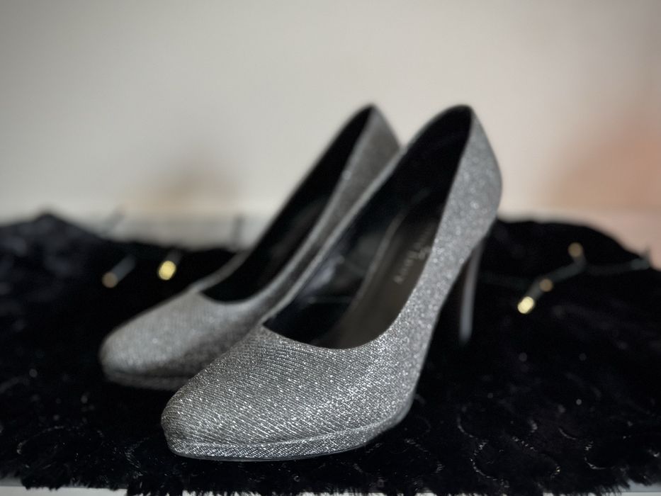 Сребристи обувки на ток