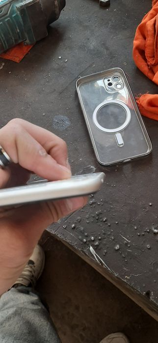 Iphone 11 128 gb xolati ekrani qisilgan