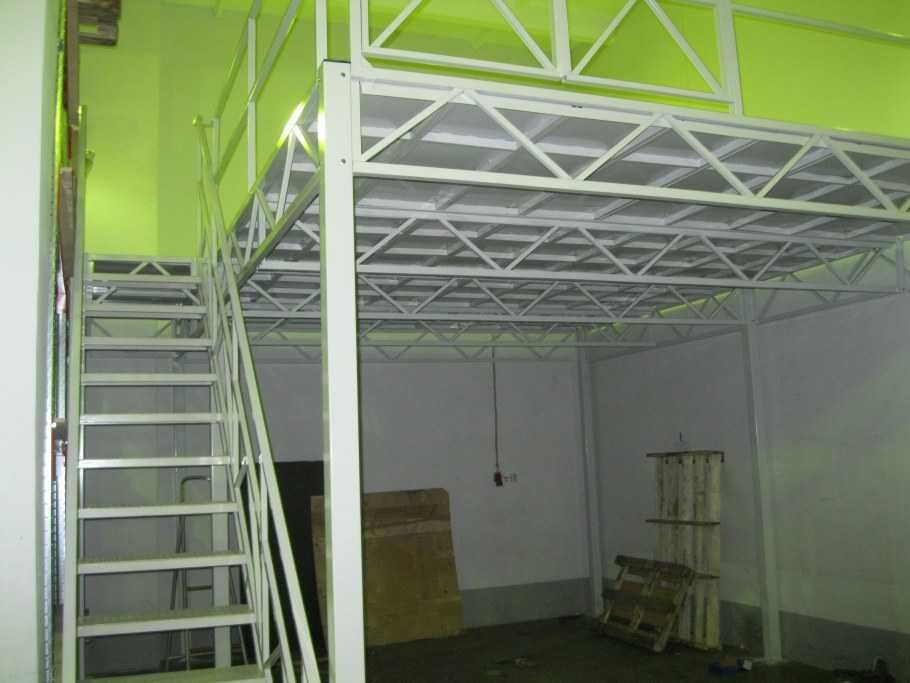 Антресольный этаж -второй этаж (мезанин), перила, сварщики, сварка