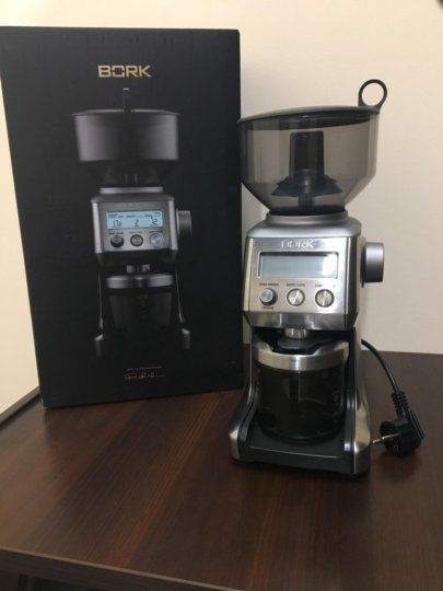 Продам кофемолка bork j801