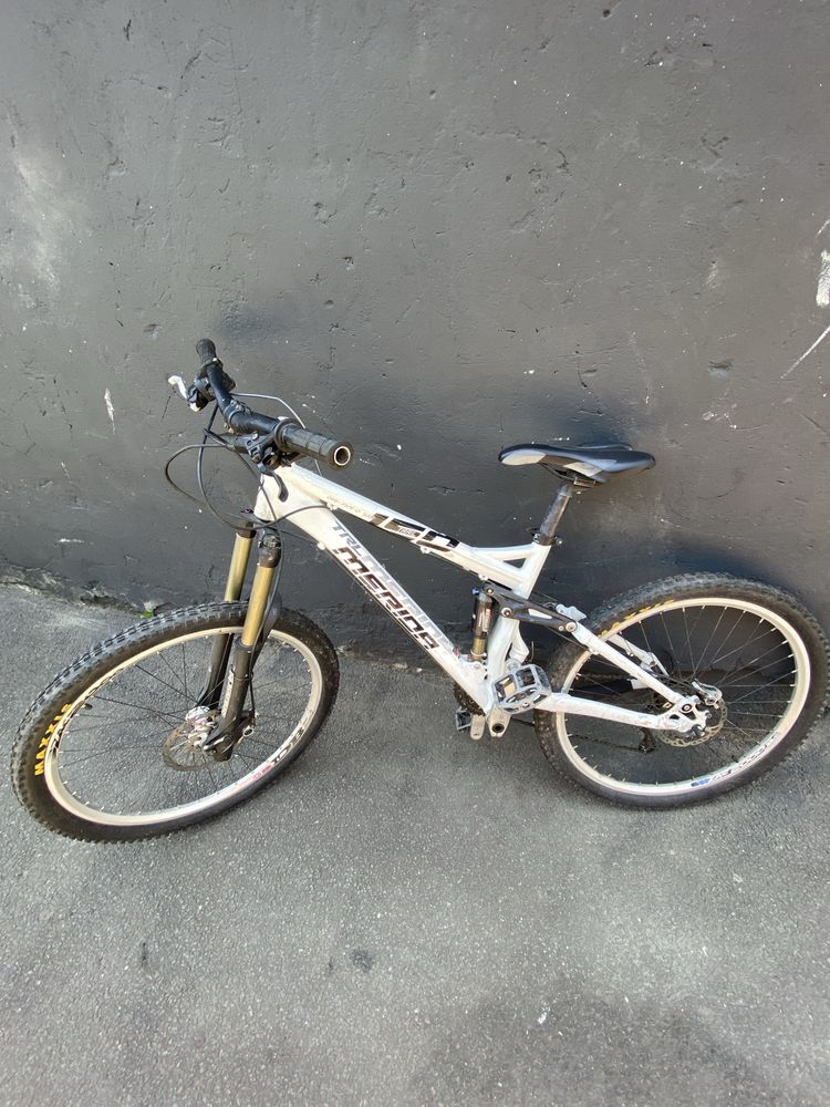 Bicicleta merida full suspension