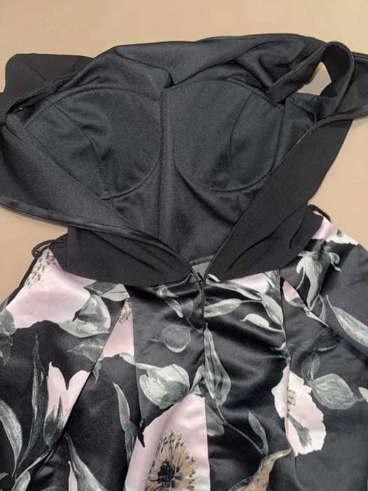 Официална рокля с цветя с вградени подплънки