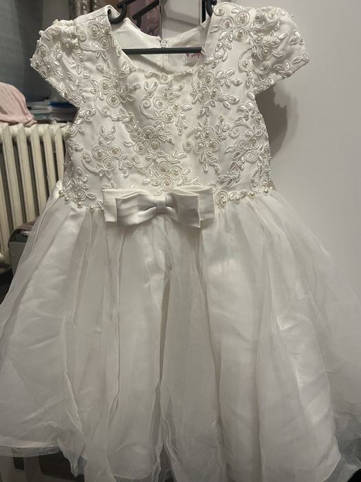 ⸻  Белое платье, турецкая ткань, размер на 4-5 лет