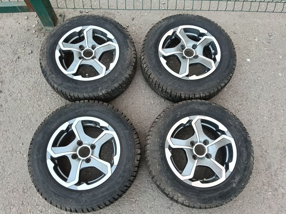 Комплект титановых дисков с шипованной резиной.