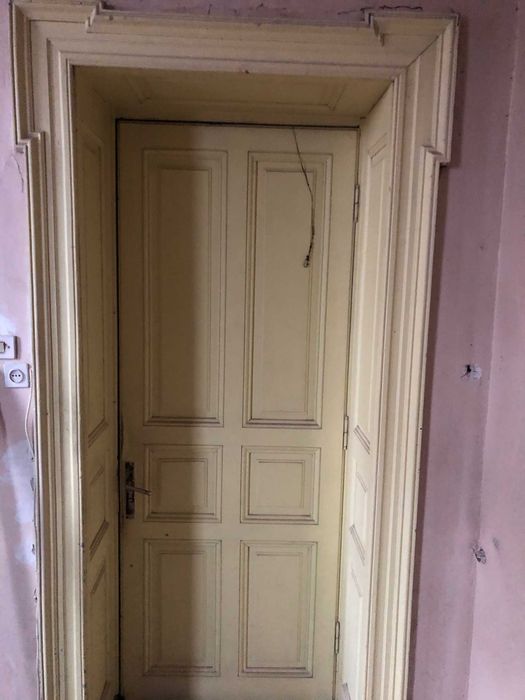 Usi originale,cu toc imbracat din lemn masiv-vechime 115 ani