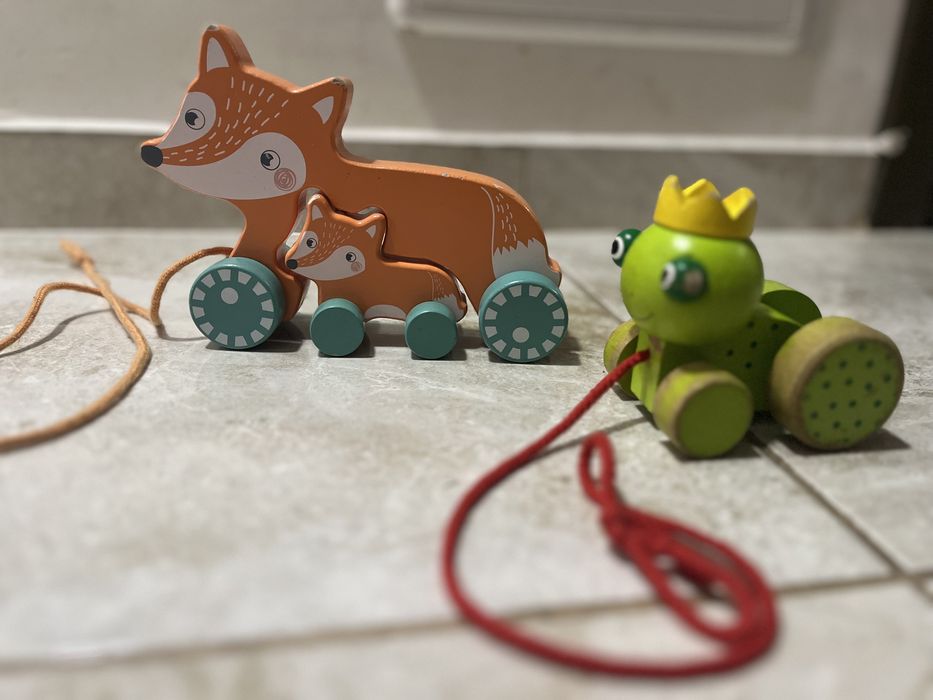 Дървени играчки - на колела, за водене
