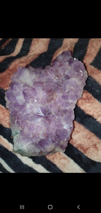 Piatra ametist strălucitoare