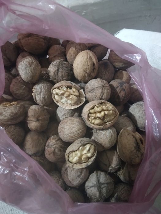 Vând nuci in coajă
