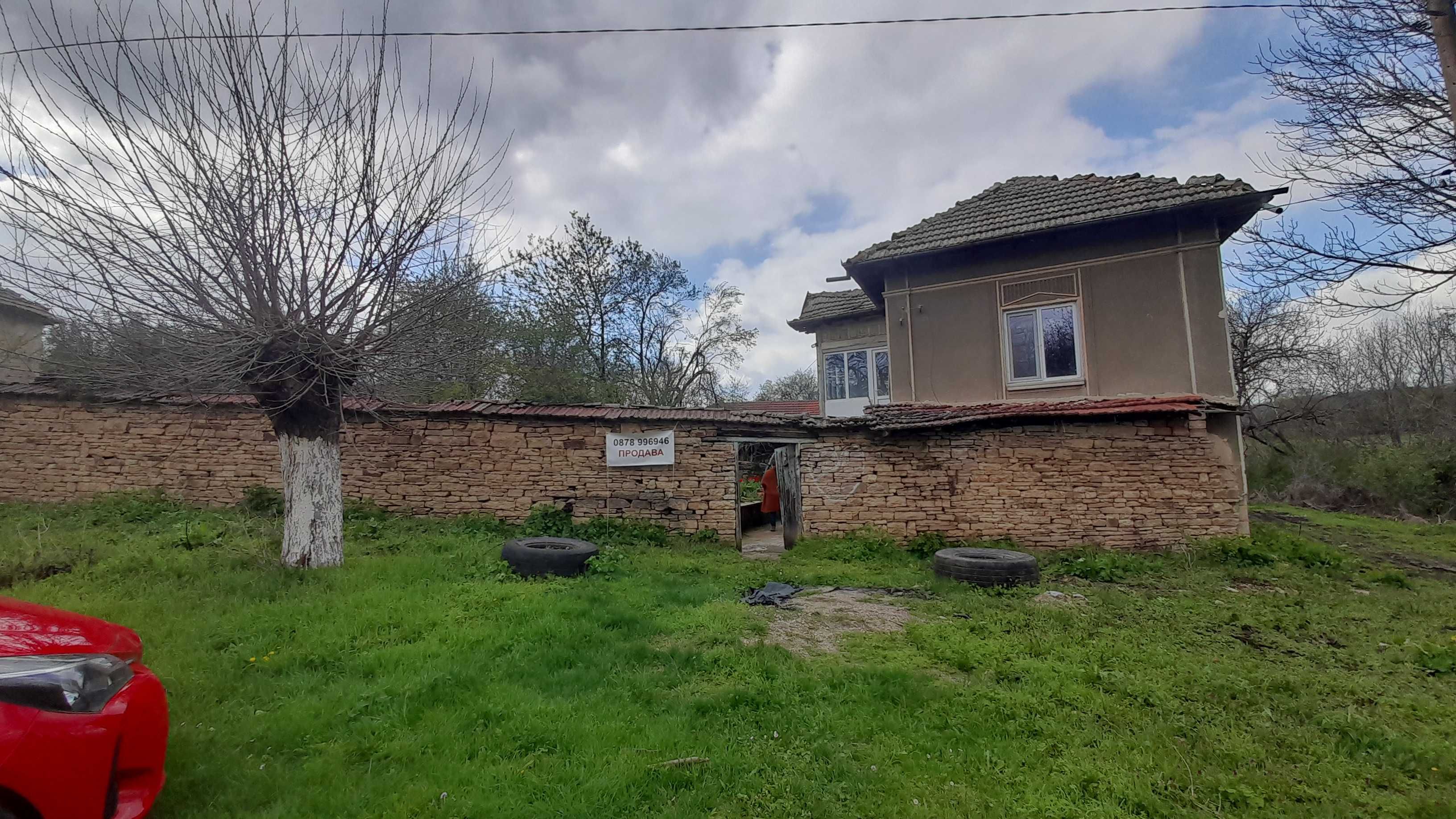 Дву-етажна къща на село, с 3 двора, сайвант и постройка за животни