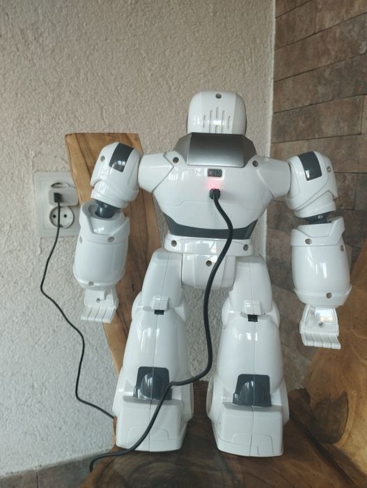 Robot inteligent cu telecomandă-jucărie educativă
