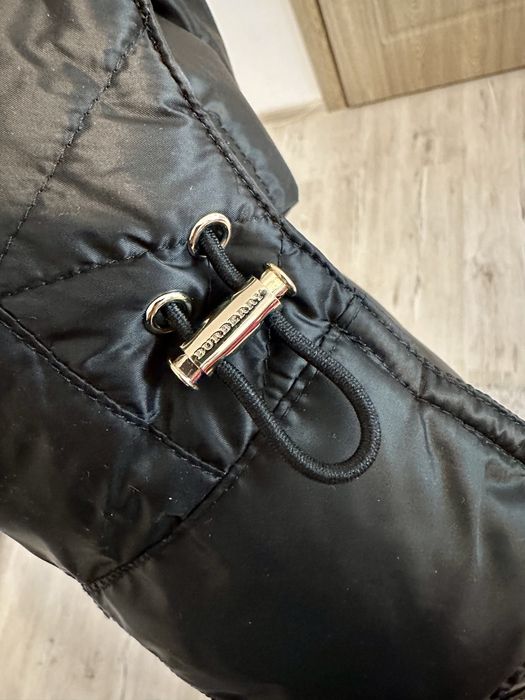 Geaca burberry,aproape noua ,lunga f comoda la purtare,fara defecte,ne