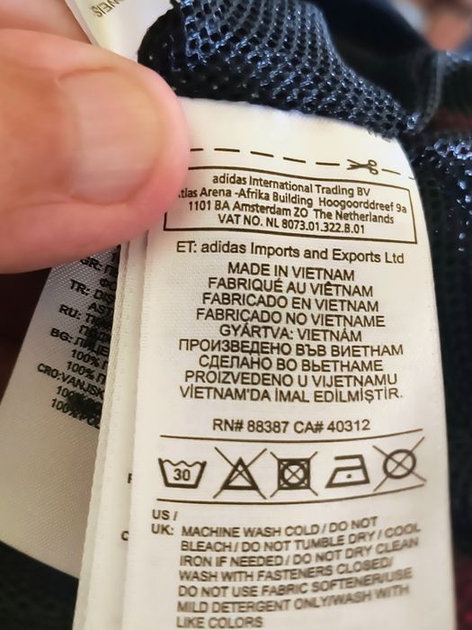 Geaca marca Adidas marime L culoare neagru și roșu