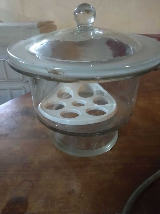 Лабораторный вакууматор, эксикатор в комплекте.