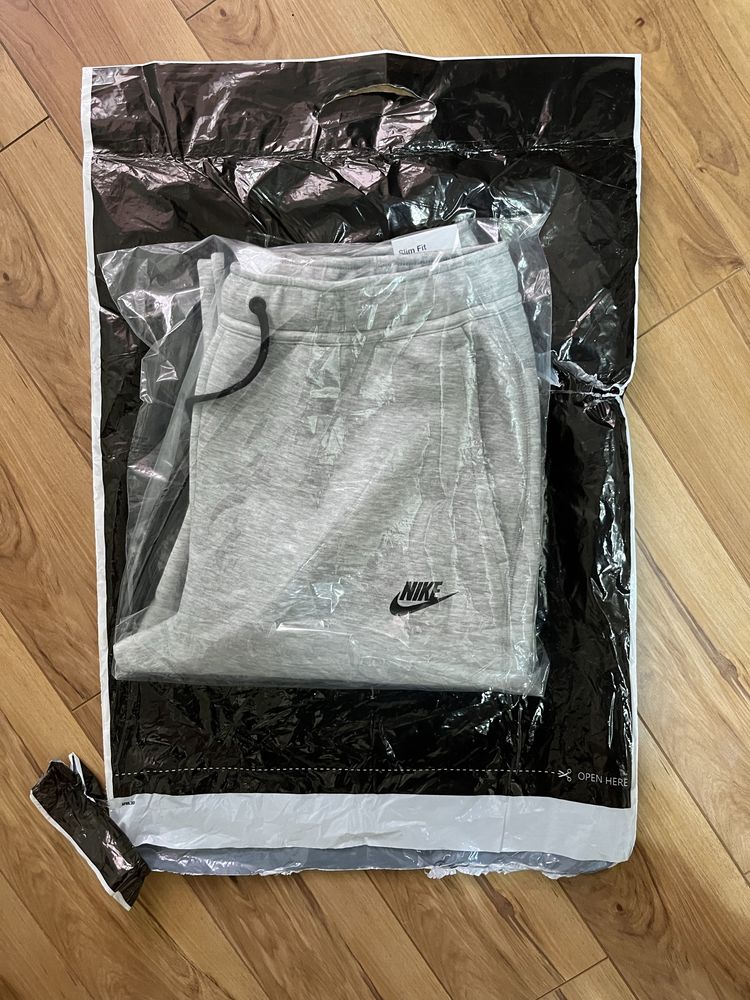 Pantaloni Nike Tech Fleece