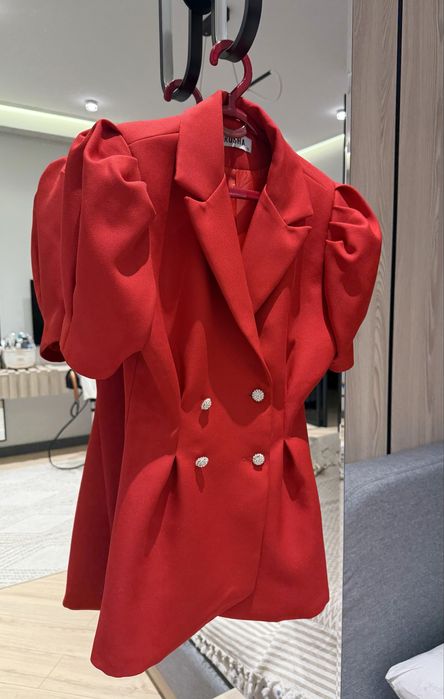 Красный костюм вечерний