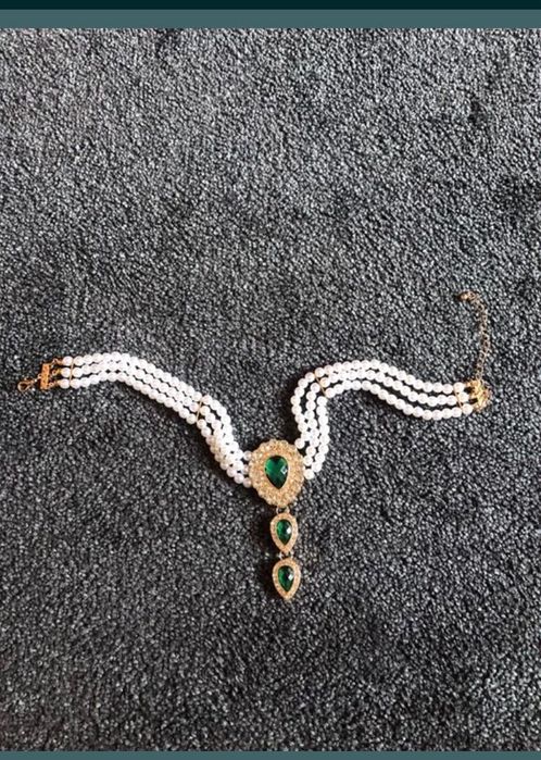 Vand colier la baza gatului pietre verzi