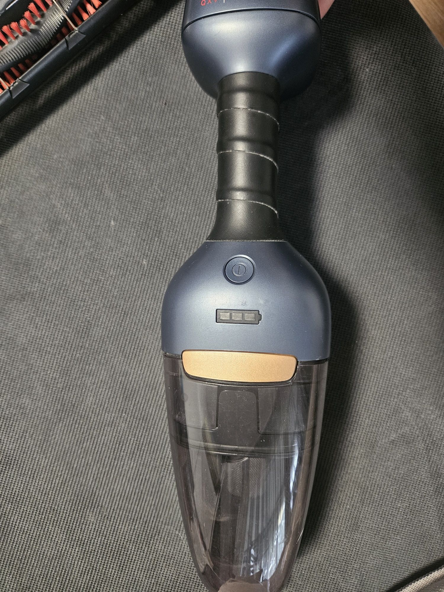 Вертикална прахосмукачка AEG  QX9