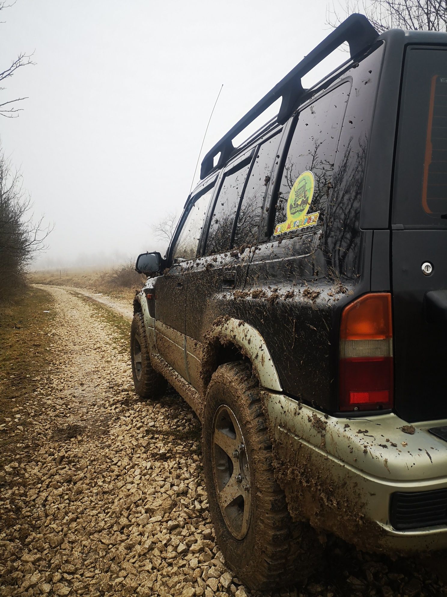 Suzuki Vitara cu extraoptiune de cort pe plafon