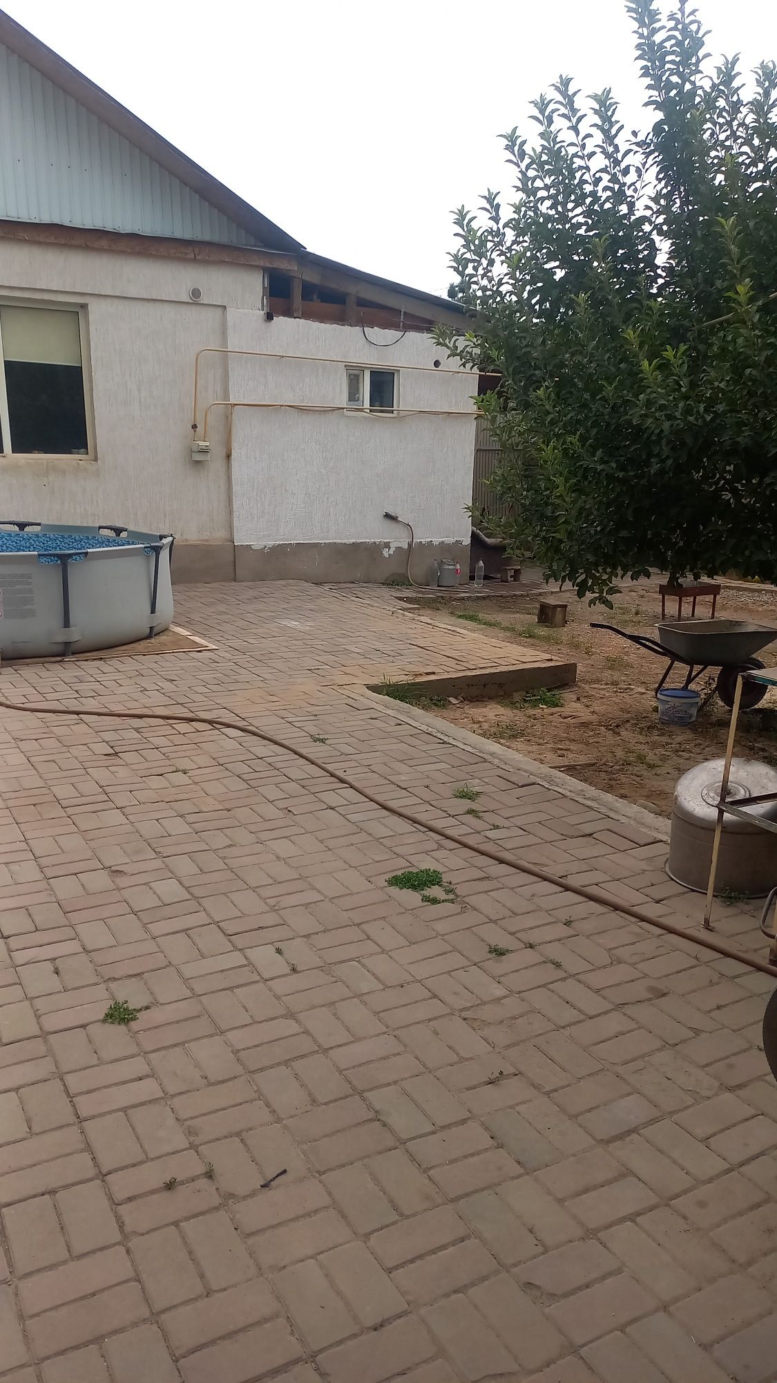 Үй сатылады, Пос Мәдениет