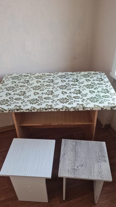 Продам срочно кухонный стол и 3 табуретки