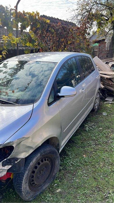 Vand Golf 5 plus din 2007 lovit partea stanga