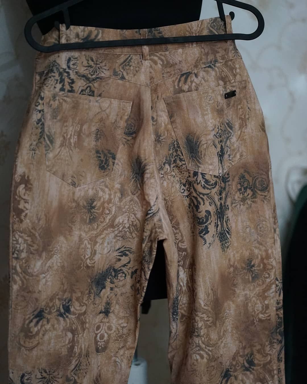 Pantaloni baroque cu talie înaltă