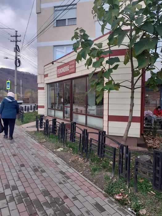 Închiriez spațiu comercial cu afacere la cheie, feronerie mobilier.