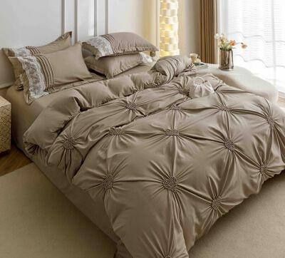 Lenjerie de pat  cu broderie și pliuri în forma de inimioară