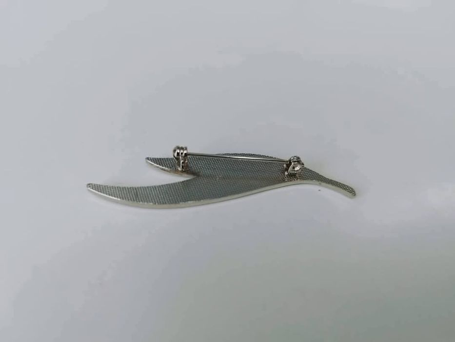 Veche brosa in forma de frunza cu email negru si pietre albe