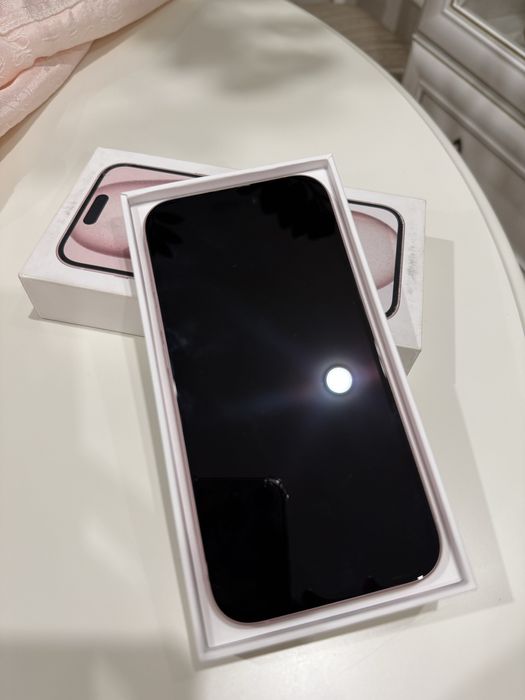 IPhone 15 розовый