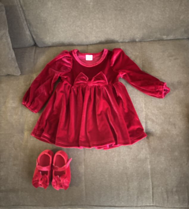 Червена рокля с обувки подходящи за Коледна фотосесия