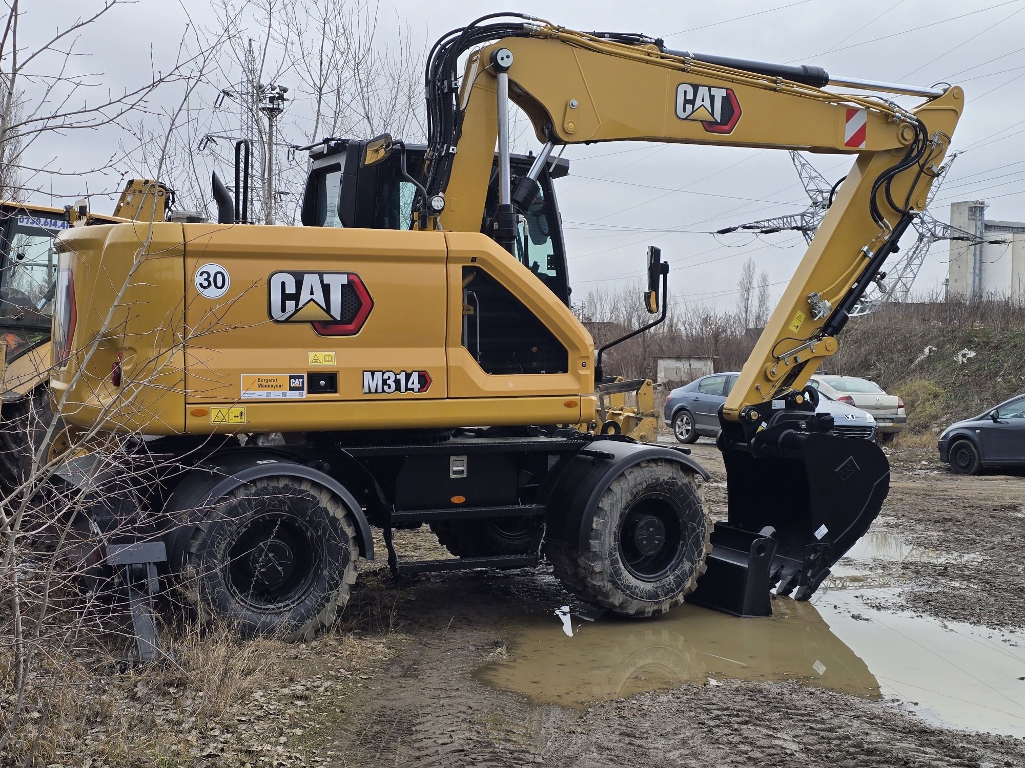 Inchiriez EXCAVATOR pe roti 16 tone