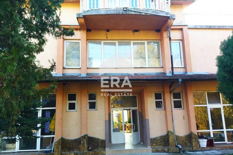 Продава се уникален имот в Димитровград – търговски обект и жилищна ча