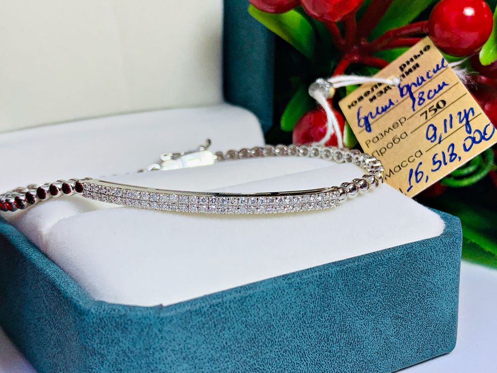 Изящный и элегантный бриллиантовый браслет, выполнен в белом золоте