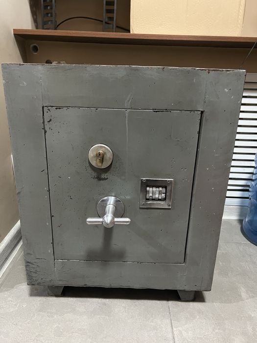 Сейф (с кодовым замком)