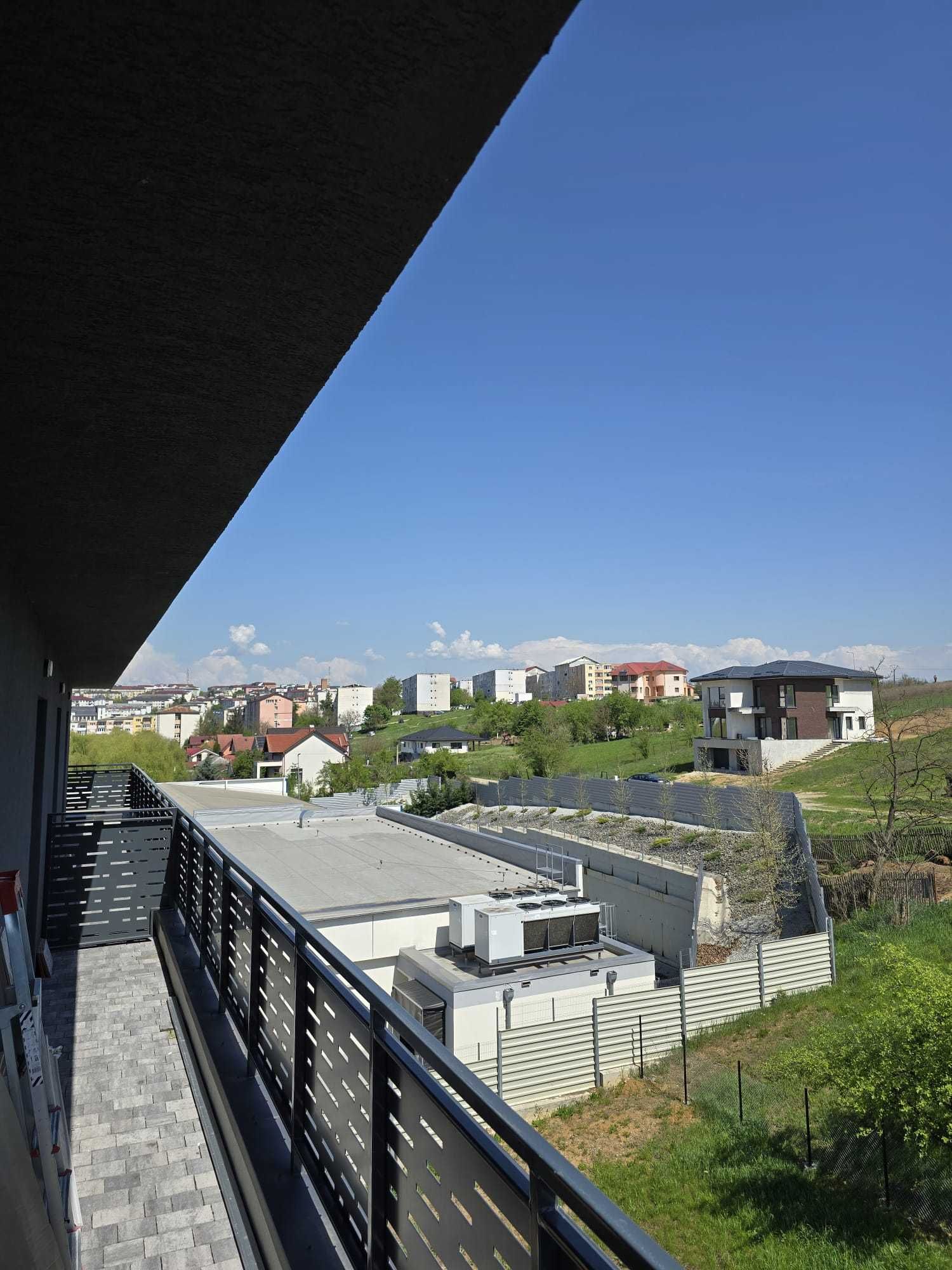 Închiriez apartament 3 camere,1 baie, terasa, parcare