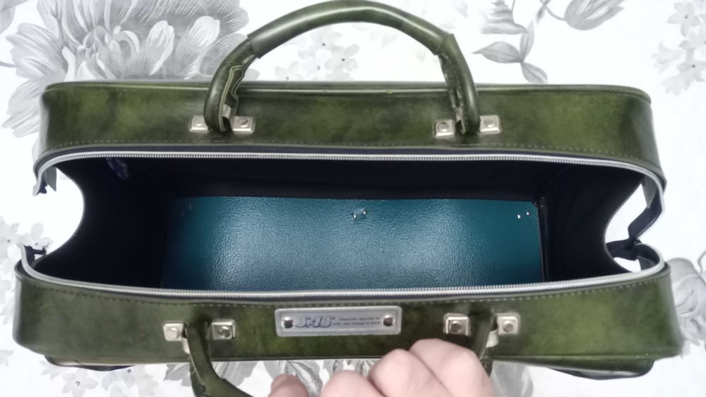 Зелена кожена чанта , отлична!