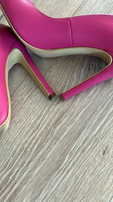 Stiletto roz, 36, noi
