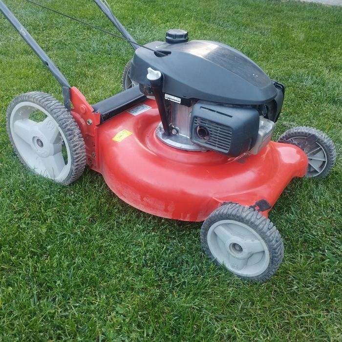 Masina detuns iarba pe benzina