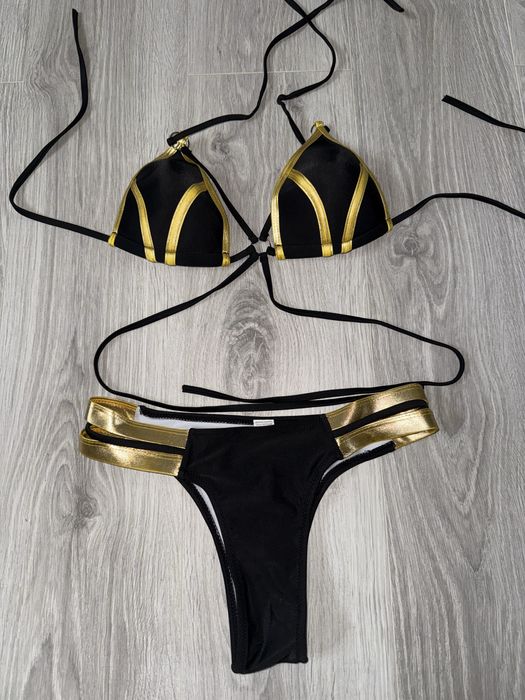 Costum de baie negru cu auriu