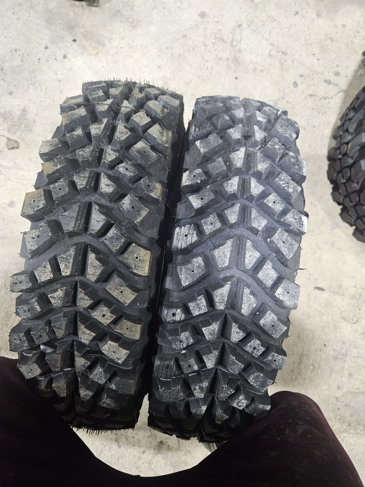 Anvelope off road 175/80R 16.