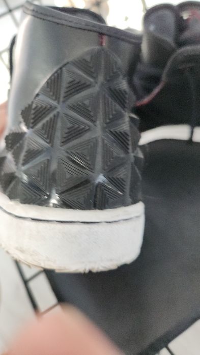 Vând o pereche de adidași Jordan originali, aduși din SUA.