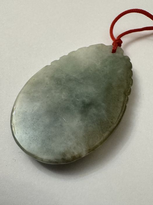 Pandantiv din Jad, sculptat.