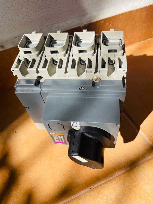 Intrerupator automat (disjunctor - usol) Compact NS100 H, TM63D.