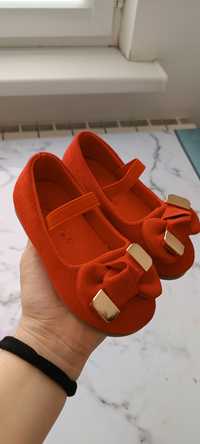 Новый красный туфли