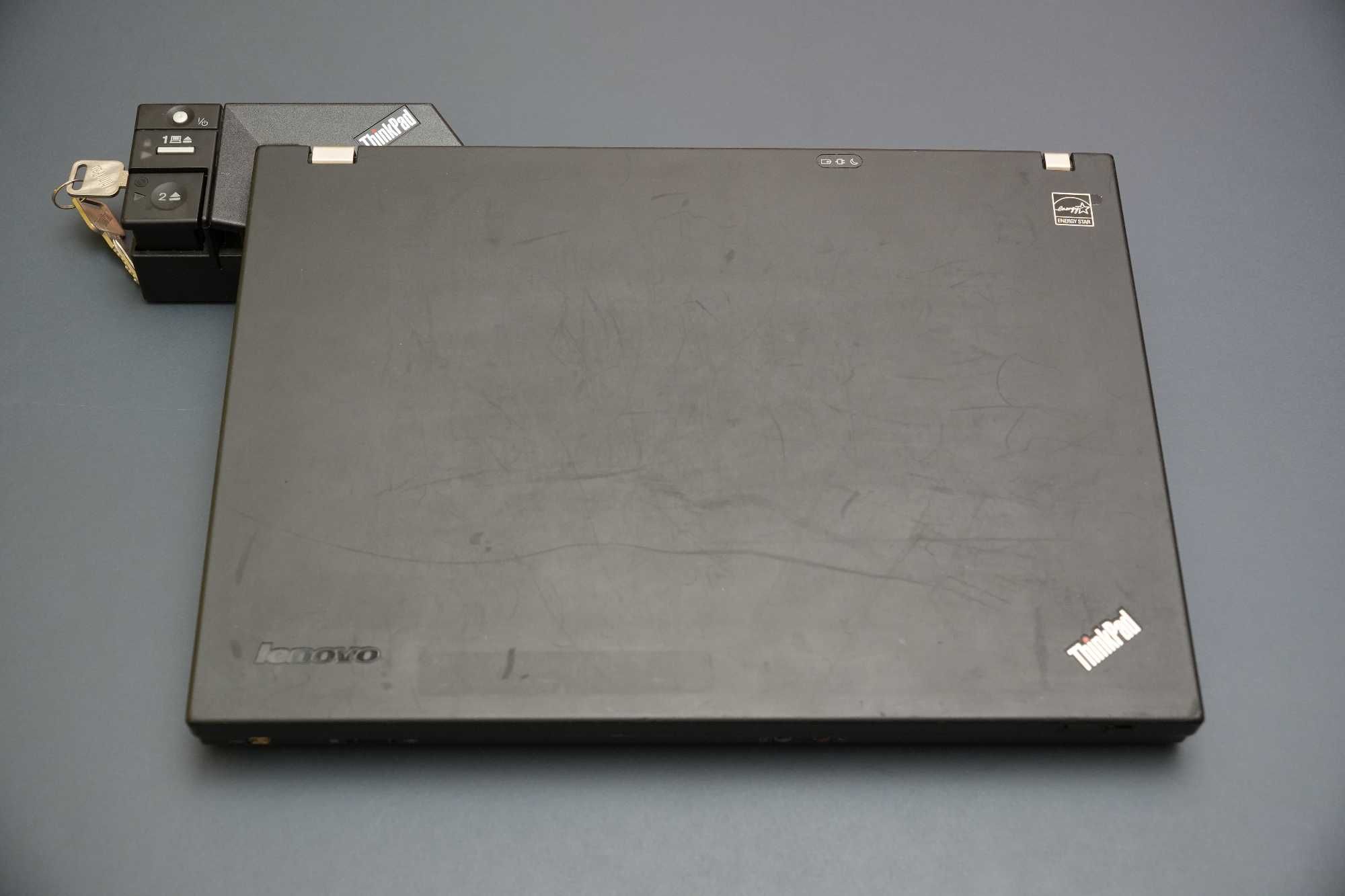 Продавам лаптоп Lenovo ThinkPad T400 с докинг станция и зарядно