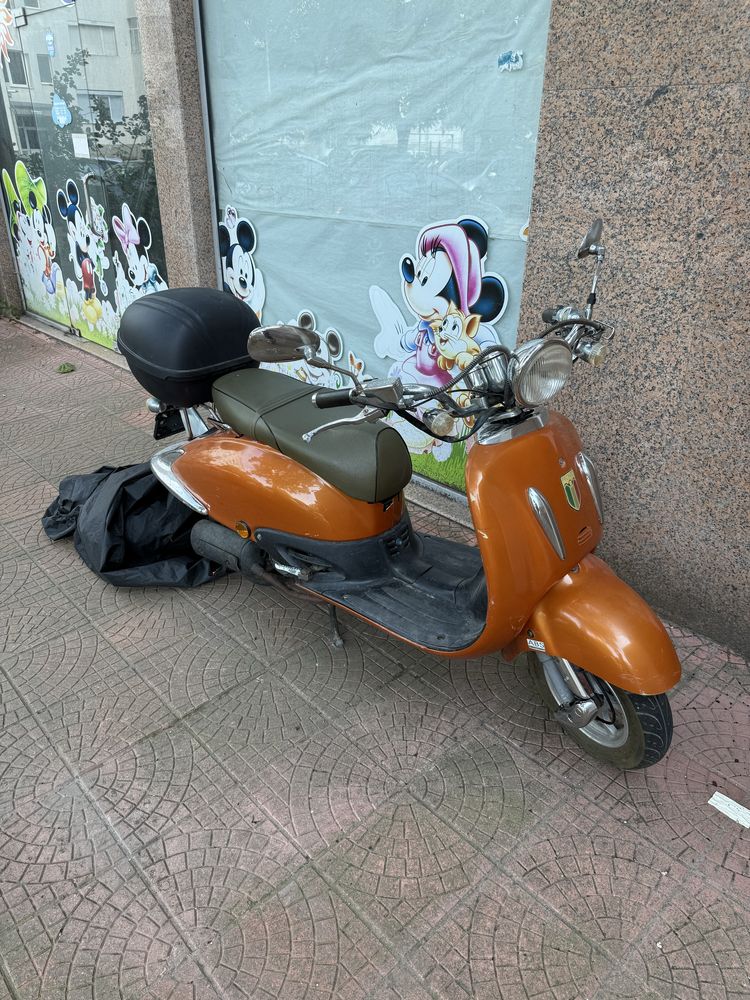 Продавам скутер vespa 50 куб чопър