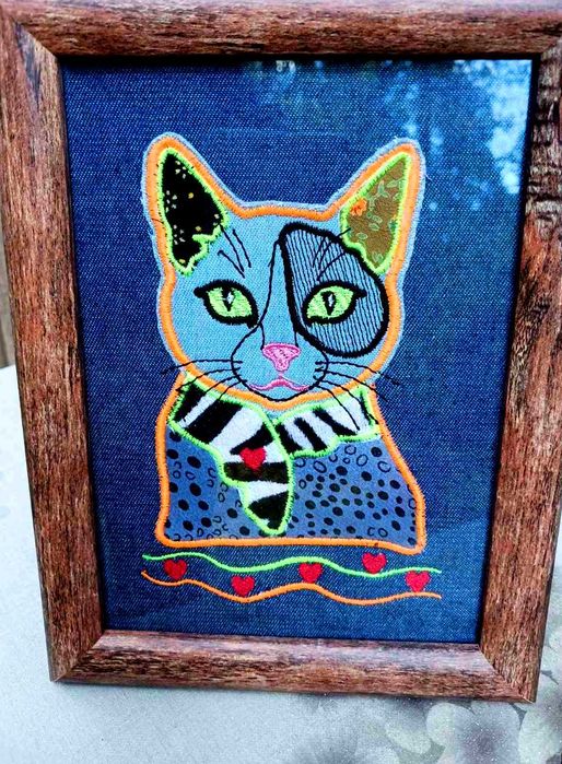 Картина „Котка с шалче“ – машинна бродерия и апликация