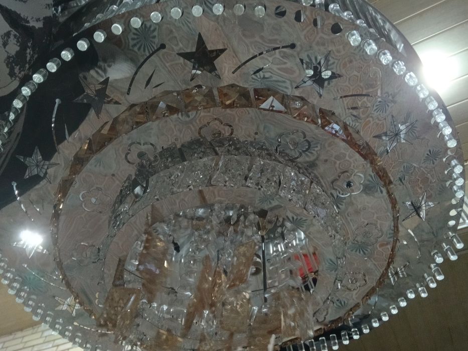 Лустра сотилади.